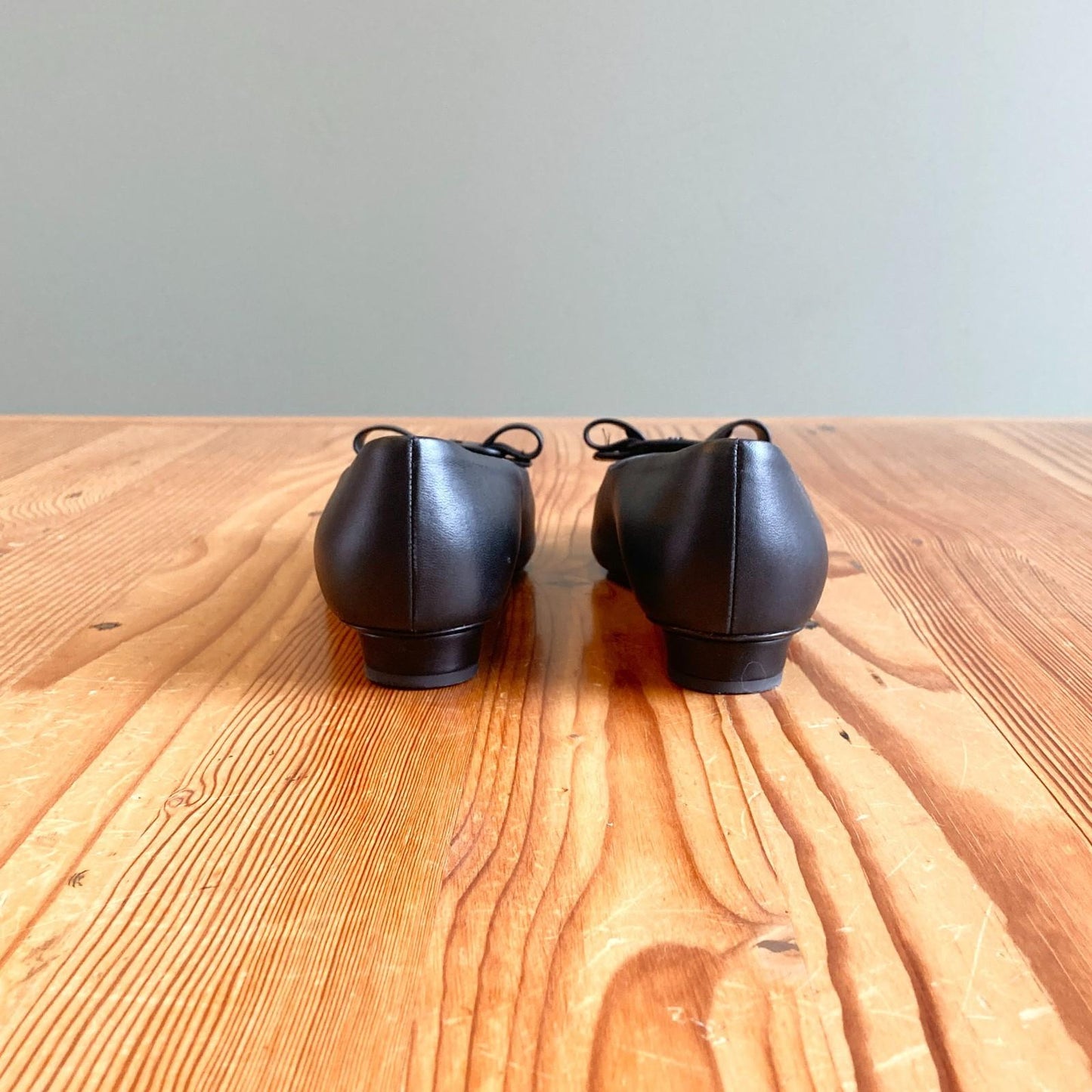 8.5 - Ferragamo Black Leather Bow Toe Viva Flats Shoes w/ Box 0419NR