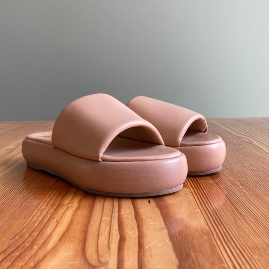 8 - BEEK Tan $300 Trumpeter Beach Leather Platform Sandals w/ Box 4427SC125.00