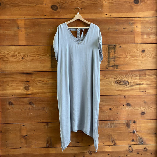 OS - Tutu & Lilli $195 Ice Grey Silky V Neck Caftan Midi Dress NEW 4427SC