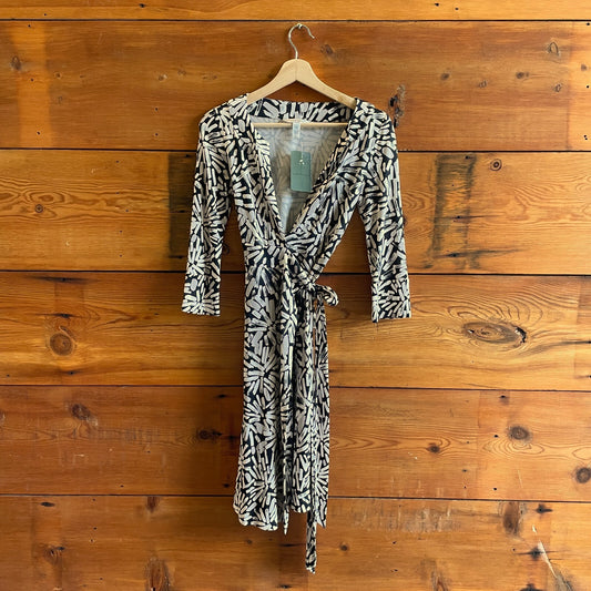 0 / XS - Diane Von Furstenberg Black Printed Silk Melicent Wrap Dress 1202NB