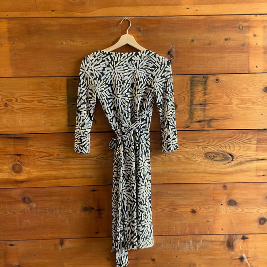 0 / XS - Diane Von Furstenberg Black Printed Silk Melicent Wrap Dress 1202NB