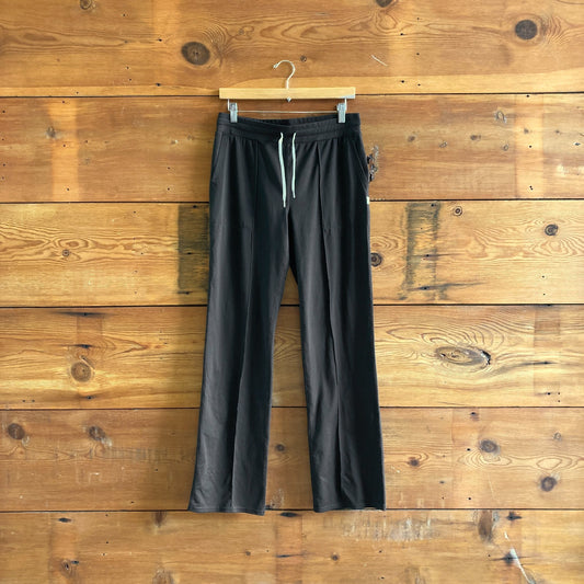 M - Vuori $108 Black DreamKnit the Halo Essential Wideleg Flare Pants 3333MC