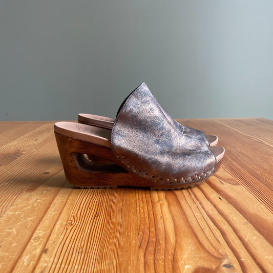 39 / 9 - Dansko Distressed Metallic Leather Clogs w/ Wooden Cutout Heel 0718ML