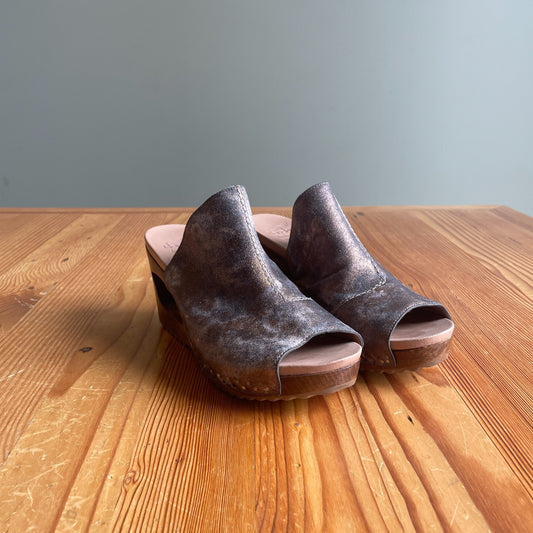39 / 9 - Dansko Distressed Metallic Leather Clogs w/ Wooden Cutout Heel 0718ML