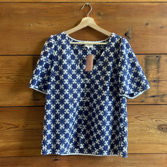 40 / L - Sezane Blue & White Short-Sleeved V-Neck Two-Tone Lace Blouse 0131AG