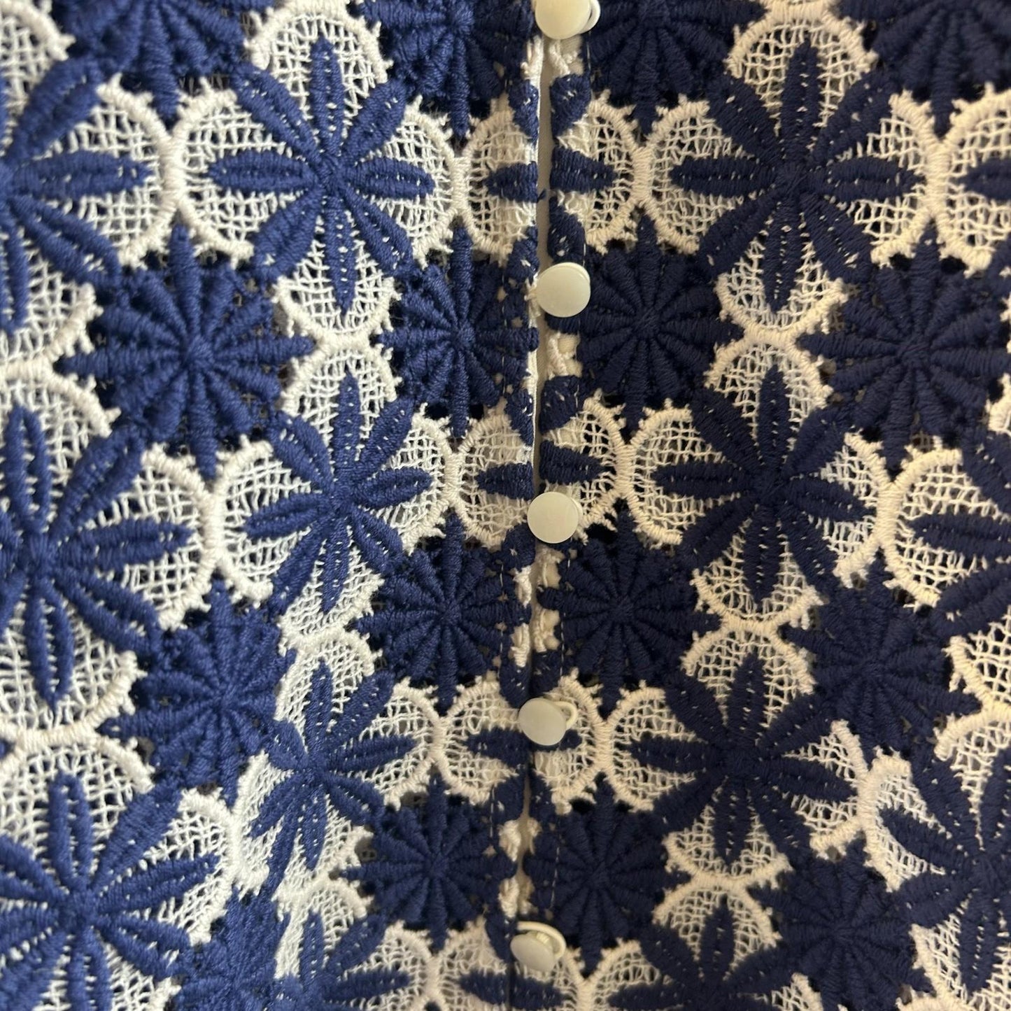 40 / L - Sezane Blue & White Short-Sleeved V-Neck Two-Tone Lace Blouse 0131AG