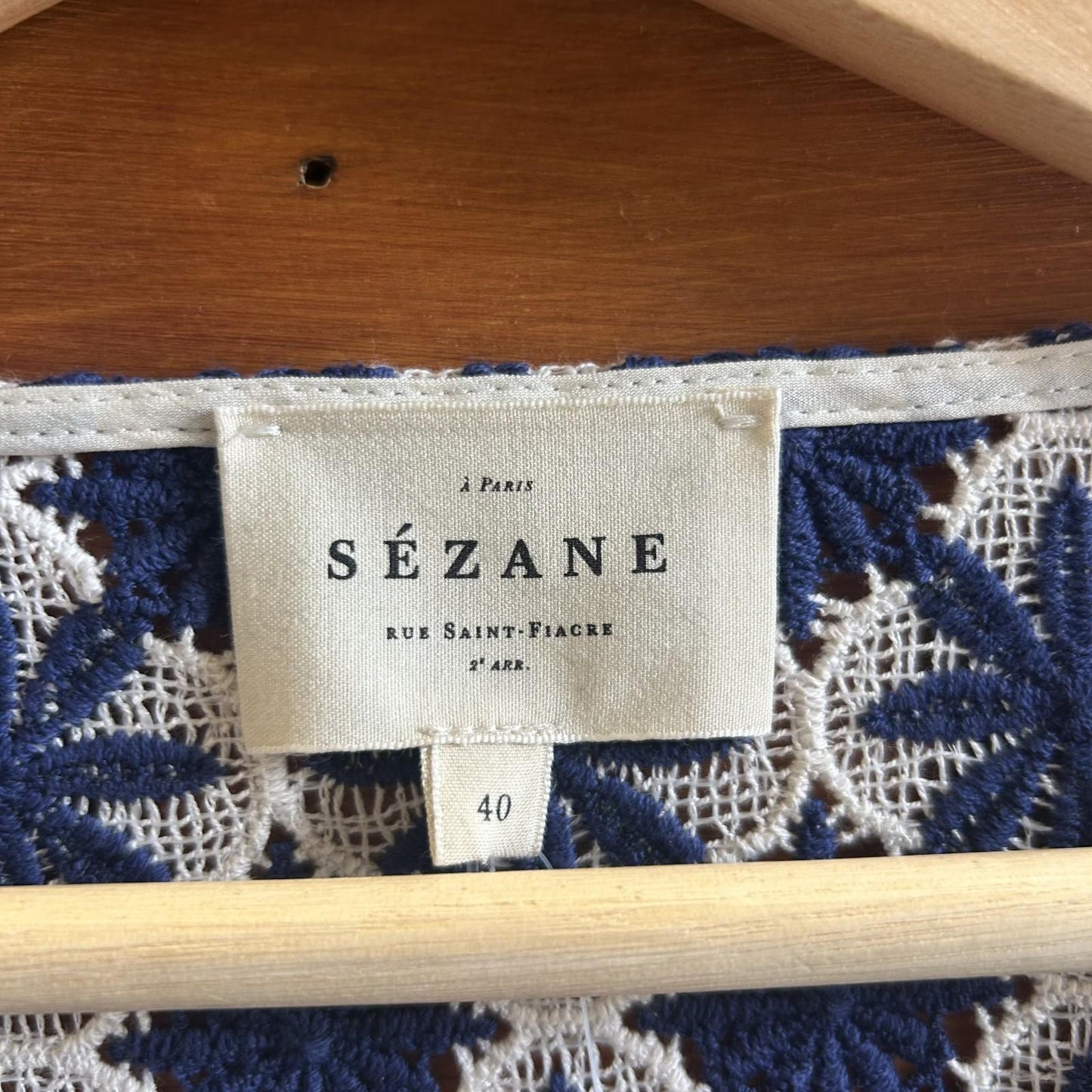 40 / L - Sezane Blue & White Short-Sleeved V-Neck Two-Tone Lace Blouse 0131AG