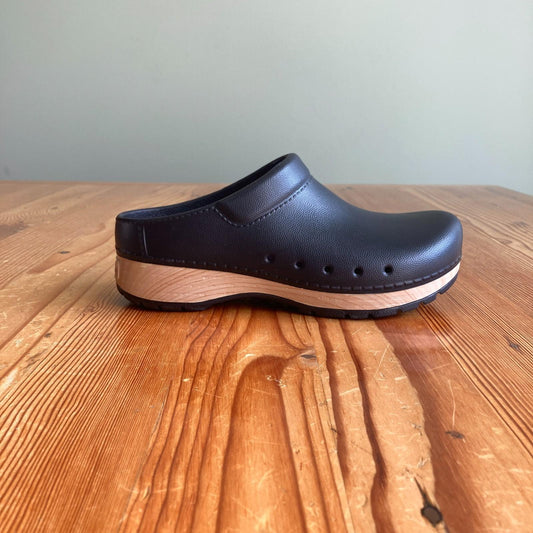 37 / 7 - Dansko Black Molded Waterproof Kane 4145 Clogs Shoes NEW w/ Box 0707MU