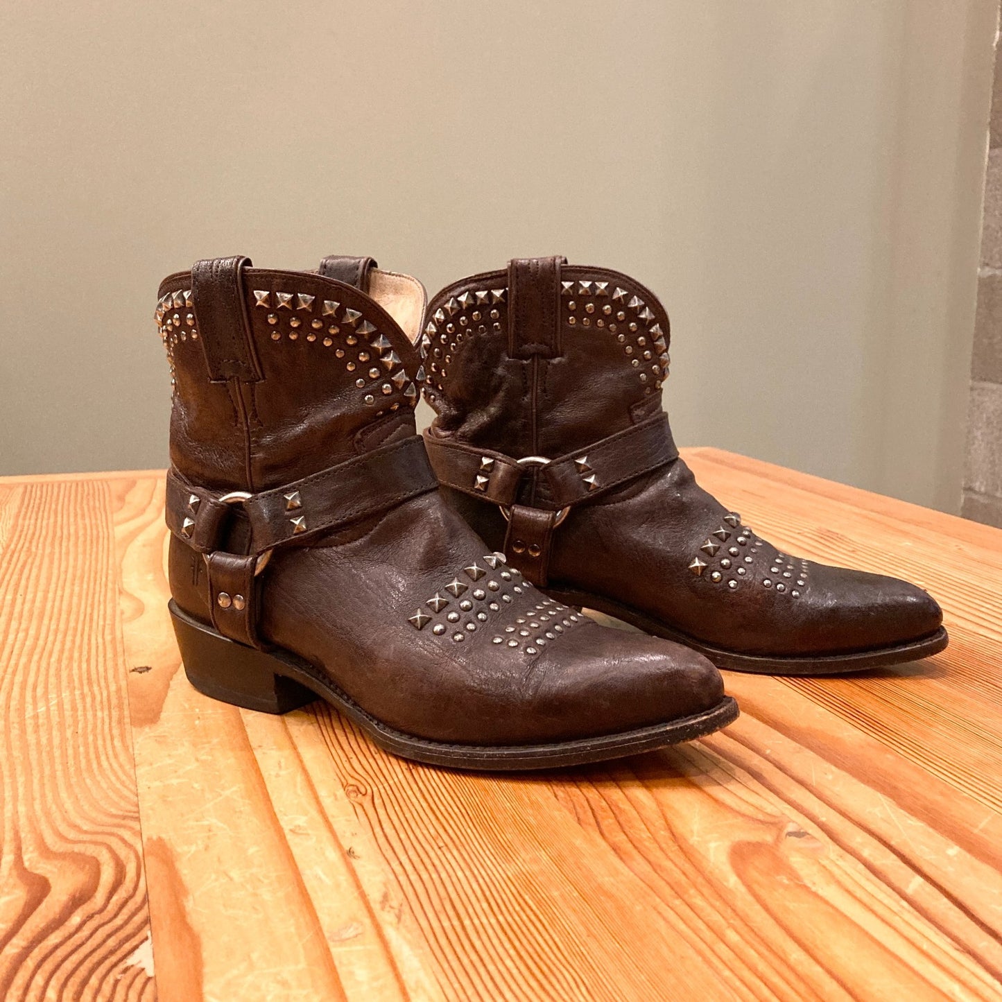 9.5 - Frye Dark Brown Leather Studded Billy Biker Short 76175 Boots 1111KF