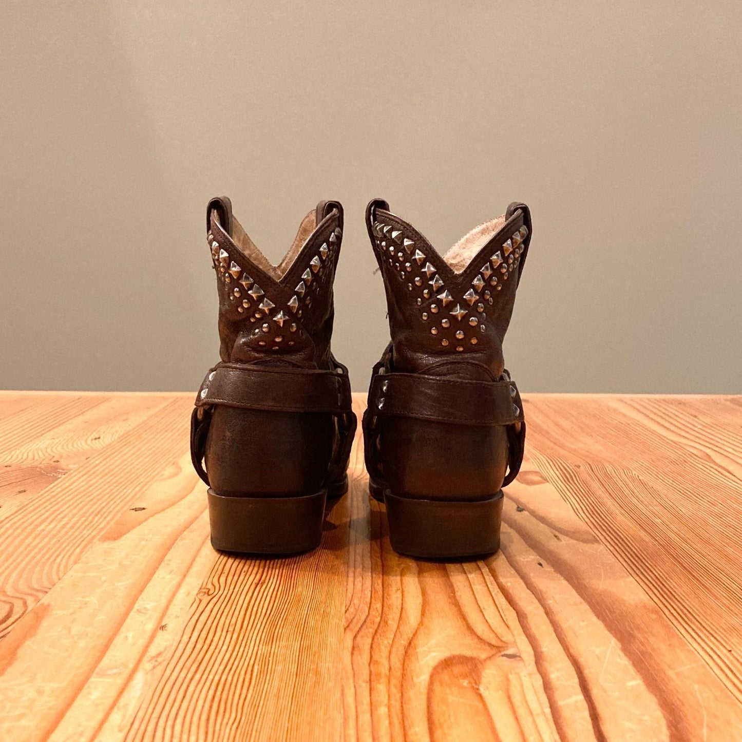 9.5 - Frye Dark Brown Leather Studded Billy Biker Short 76175 Boots 1111KF