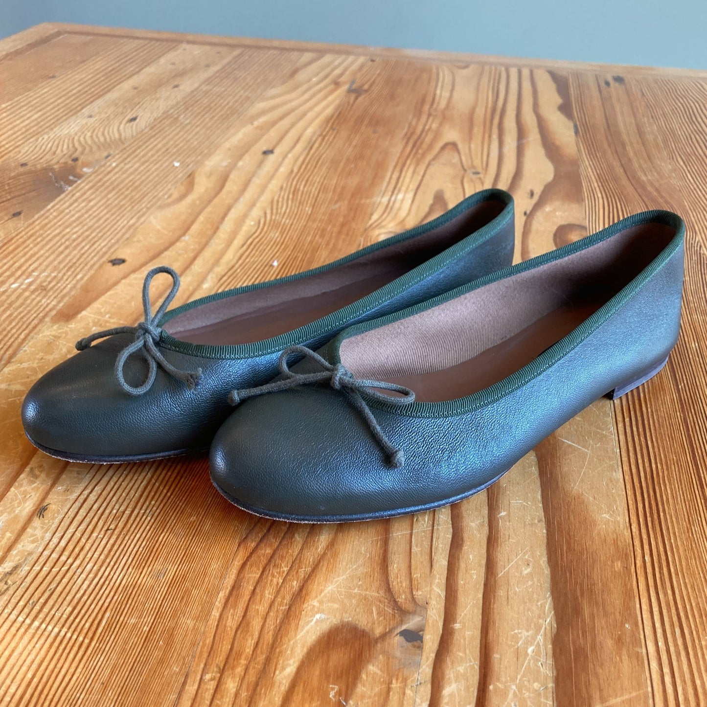 Margaux Green Demi Ballet Bow Tie Leather Flat Shoes - Size 41 / 10 - 0425NK