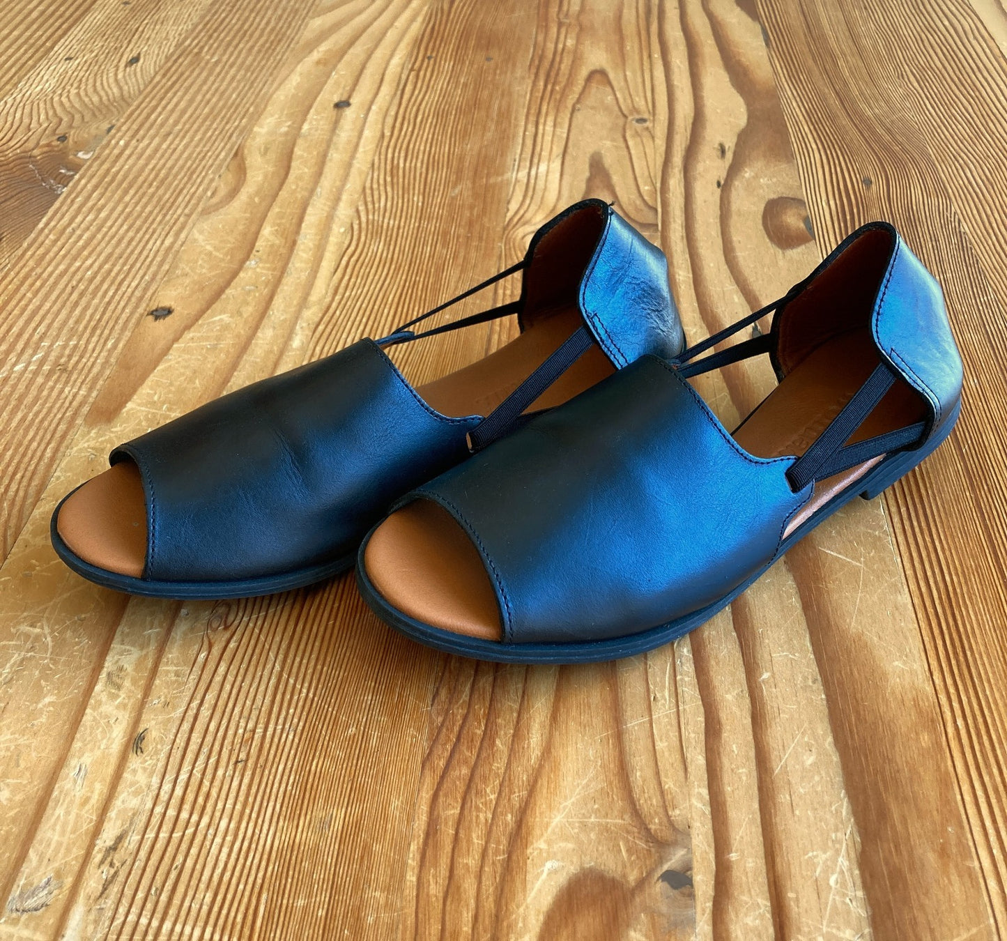 Womads $198 Jet Black Peep Toe Sandals Flats Shoes - Size 6 - 0426MK