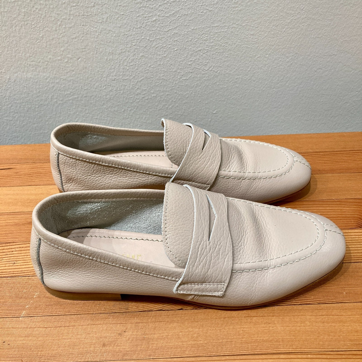 La Canadienne Beige Leather Slip On Penny Loafers Shoes - Sz 38.5 / 8.5 - 0124KG