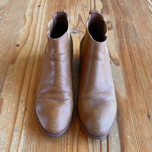 Frye Marigold Leather Carson Short Pull On Chelsea Ankle Boots - Size 8 - 0317JW