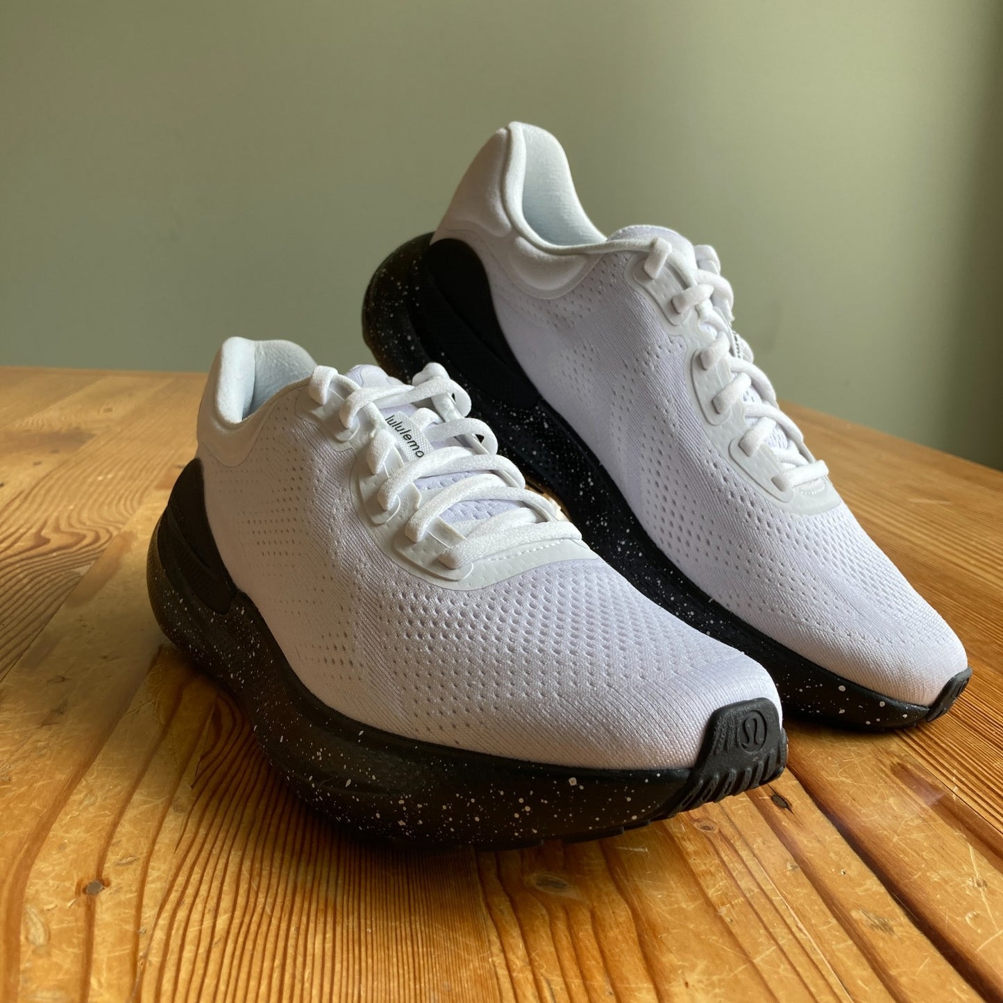 Lululemon Mens $158 White & Black Beyondfeel Running Shoes - Sz 9 - NEW - 0102BW