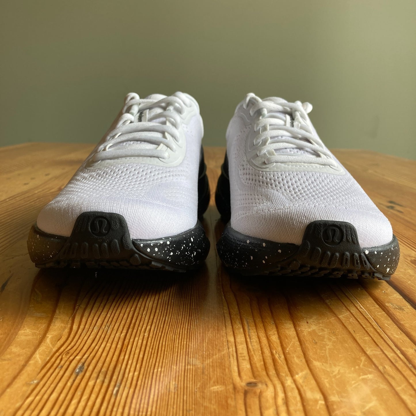 Lululemon Mens $158 White & Black Beyondfeel Running Shoes - Sz 9 - NEW - 0102BW