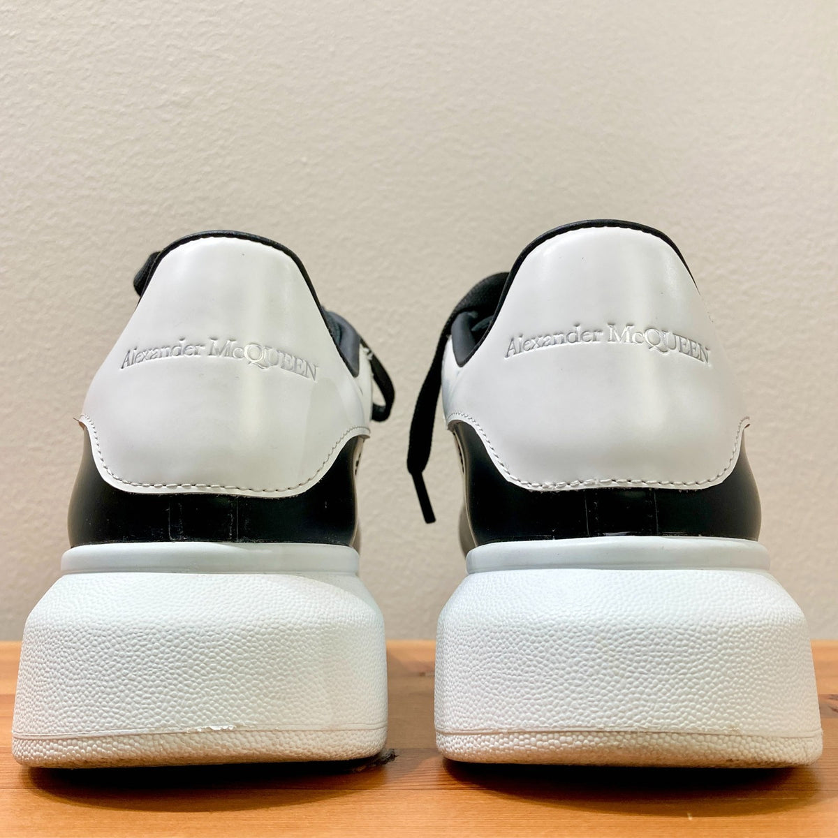 Alexander McQueen $590 Black Oversized Sneakers *damage - Size 39 / 9 - 0320JS