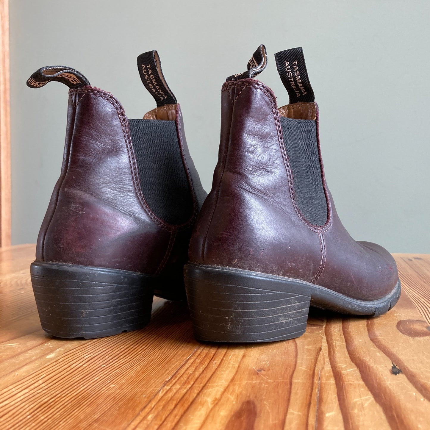 7.5 - Blundstone $210 Burgundy Leather 1671 Heeled Chelsea Pull-On Boots 1014CH