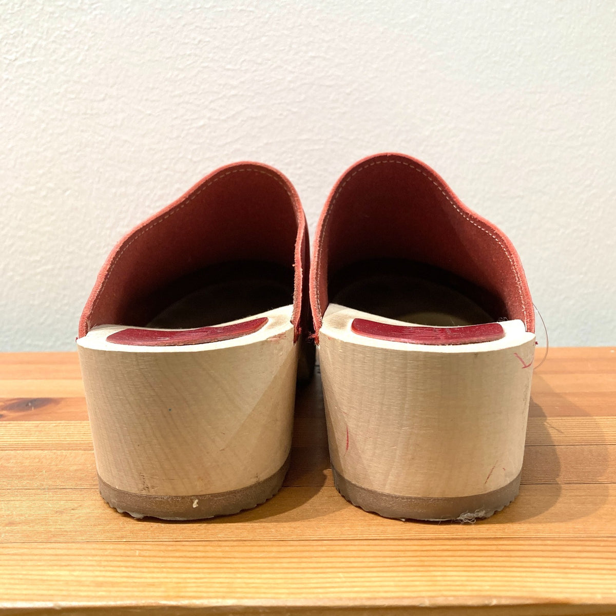 Sandgrens Red Leather Low Heel Stapled Wood Sole Clogs - Size 41 / 10 - 0916KJ