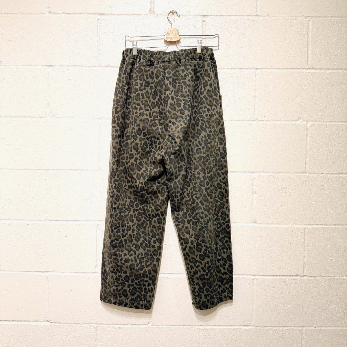 Le Bon Shoppe Green Leopard Patterned Arc Barrel Pants - Size M - 0624KB