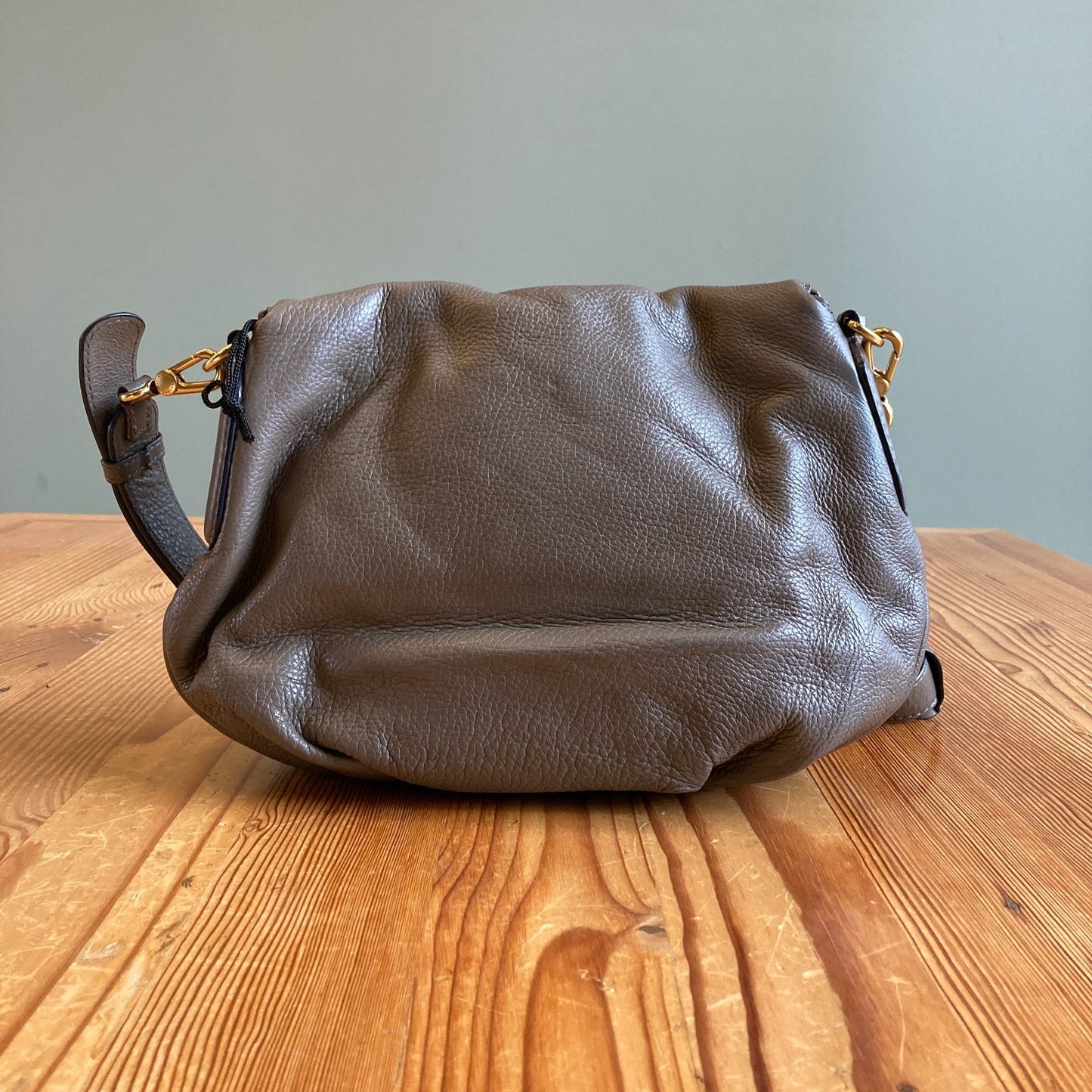 Marc by Marc Jacobs Gray Taupe Crossbody Natasha Classic Q Purse Bag 0306ML