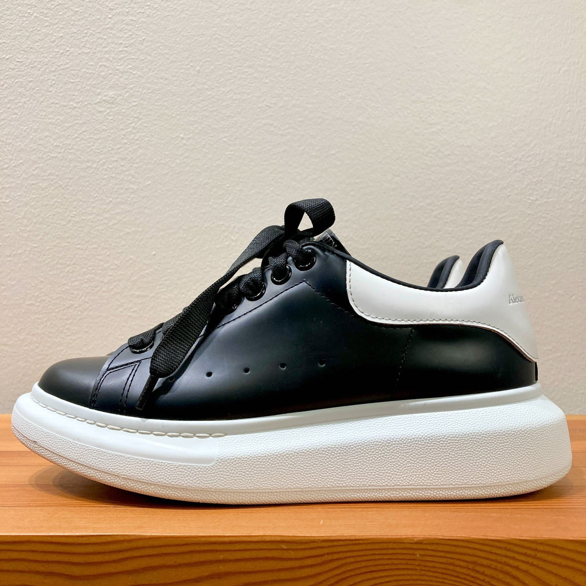 Alexander McQueen $590 Black Oversized Sneakers *damage - Size 39 / 9 - 0320JS