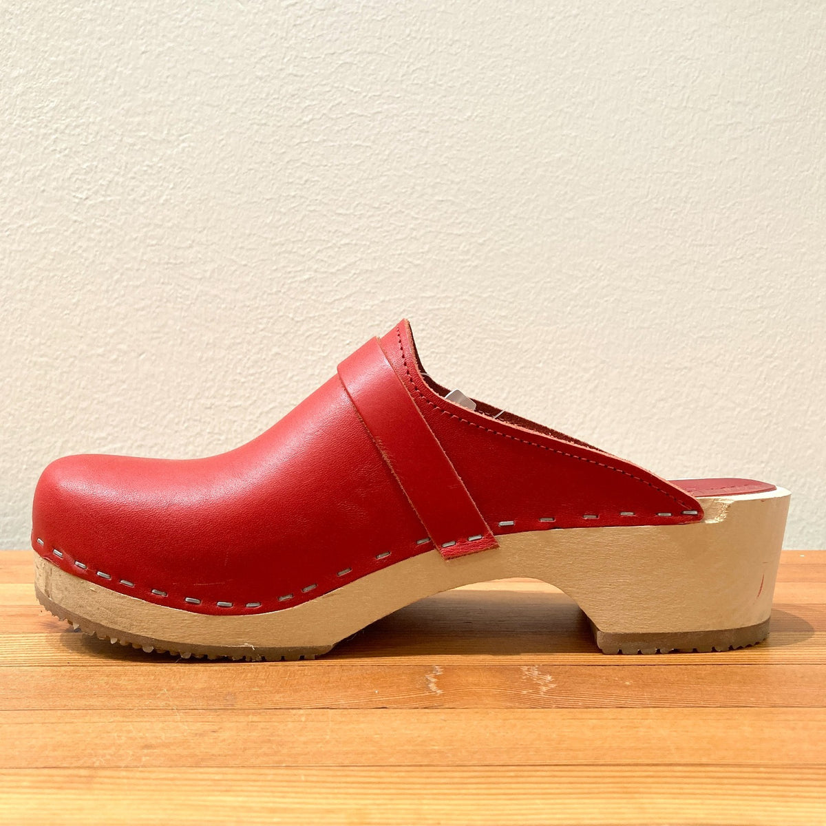 Sandgrens Red Leather Low Heel Stapled Wood Sole Clogs - Size 41 / 10 - 0916KJ