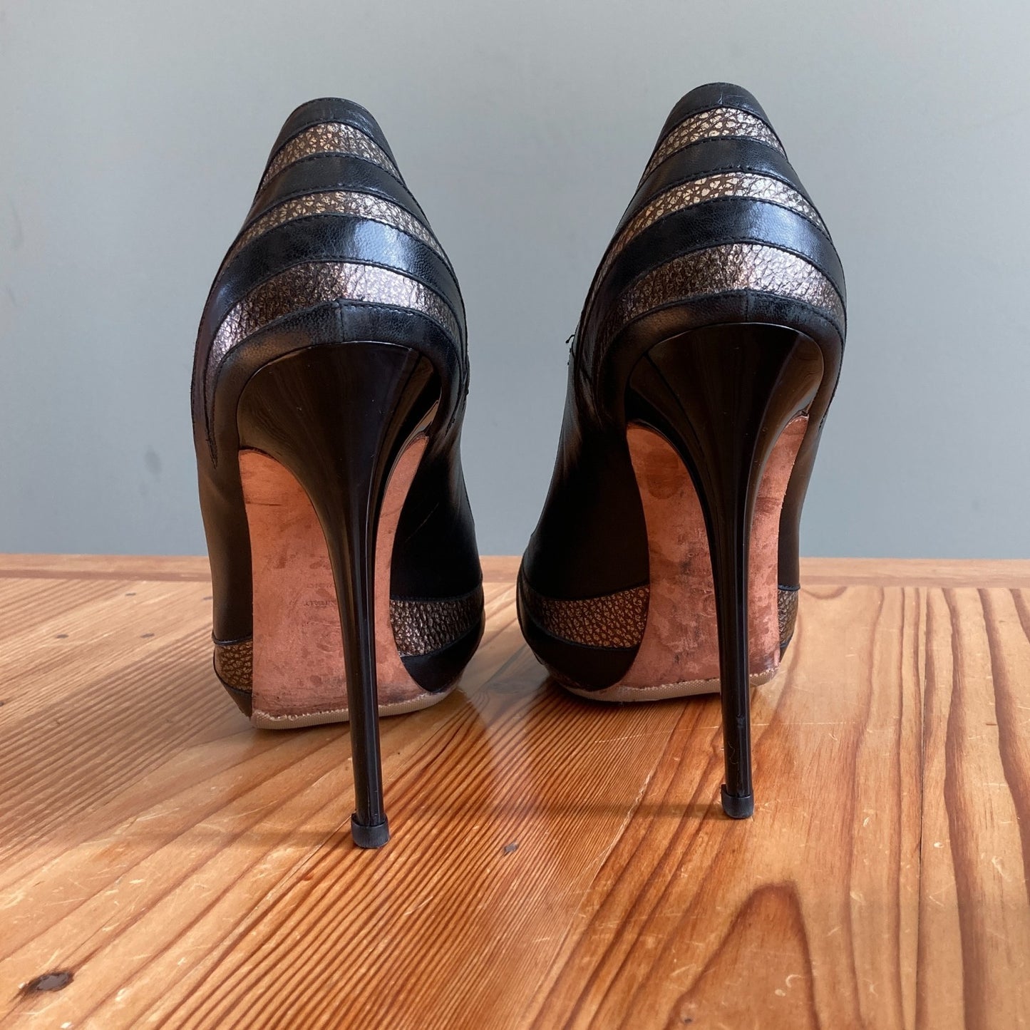 40.5 / 10.5 - Alexander McQueen $850 Black & Gold Leather Heels w/ Box 0628AC