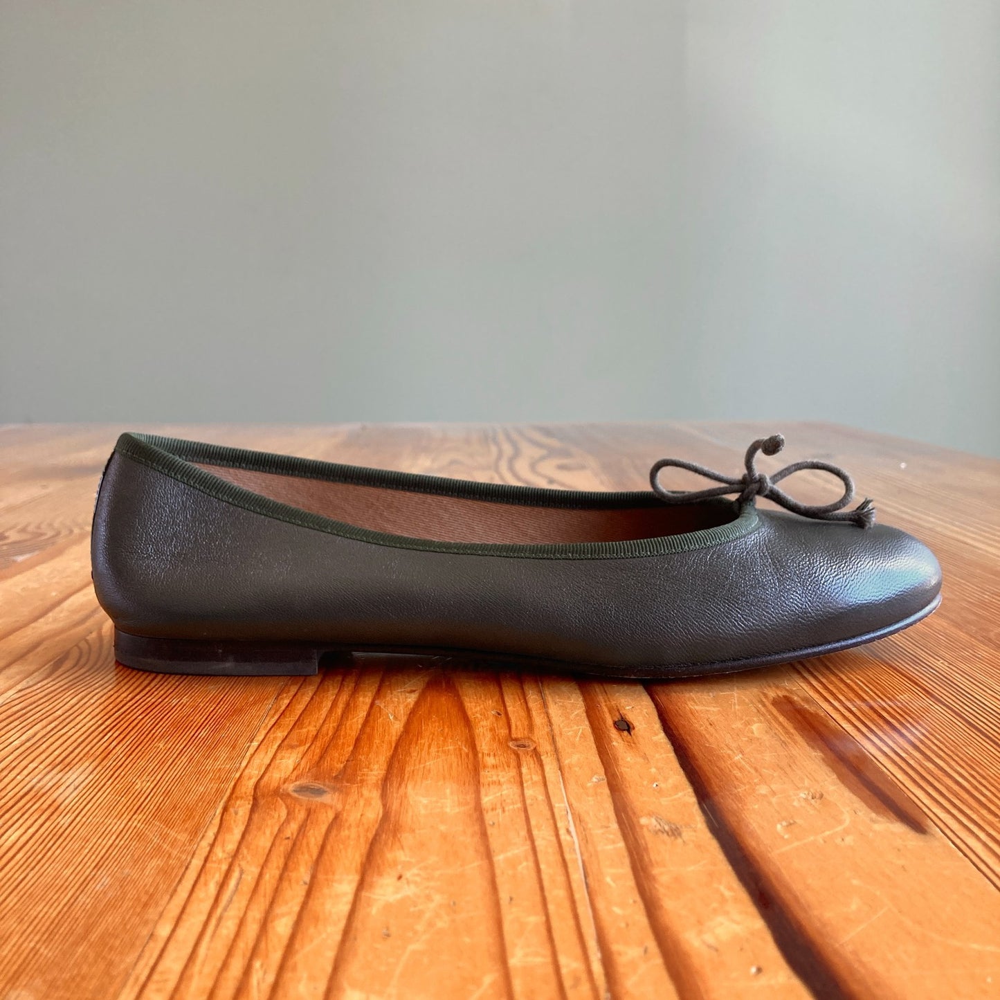 Margaux Green Demi Ballet Bow Tie Leather Flat Shoes - Size 41 / 10 - 0425NK