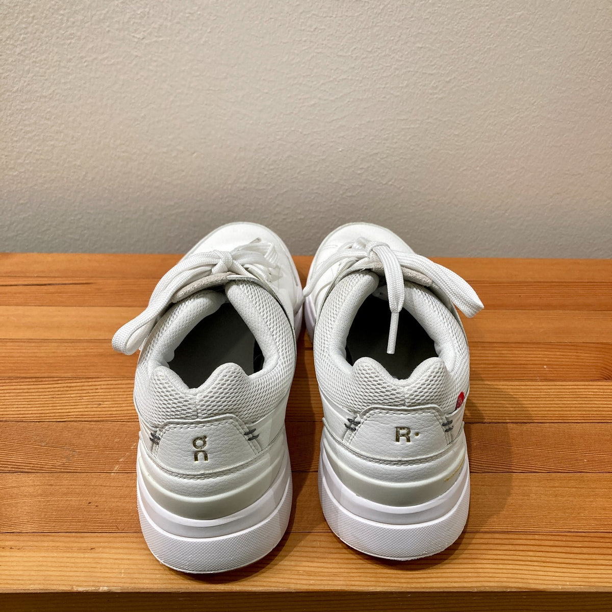 ON White The Roger Centre Court Sneaker Womens Shoes - Size 7.5 - 1011MM