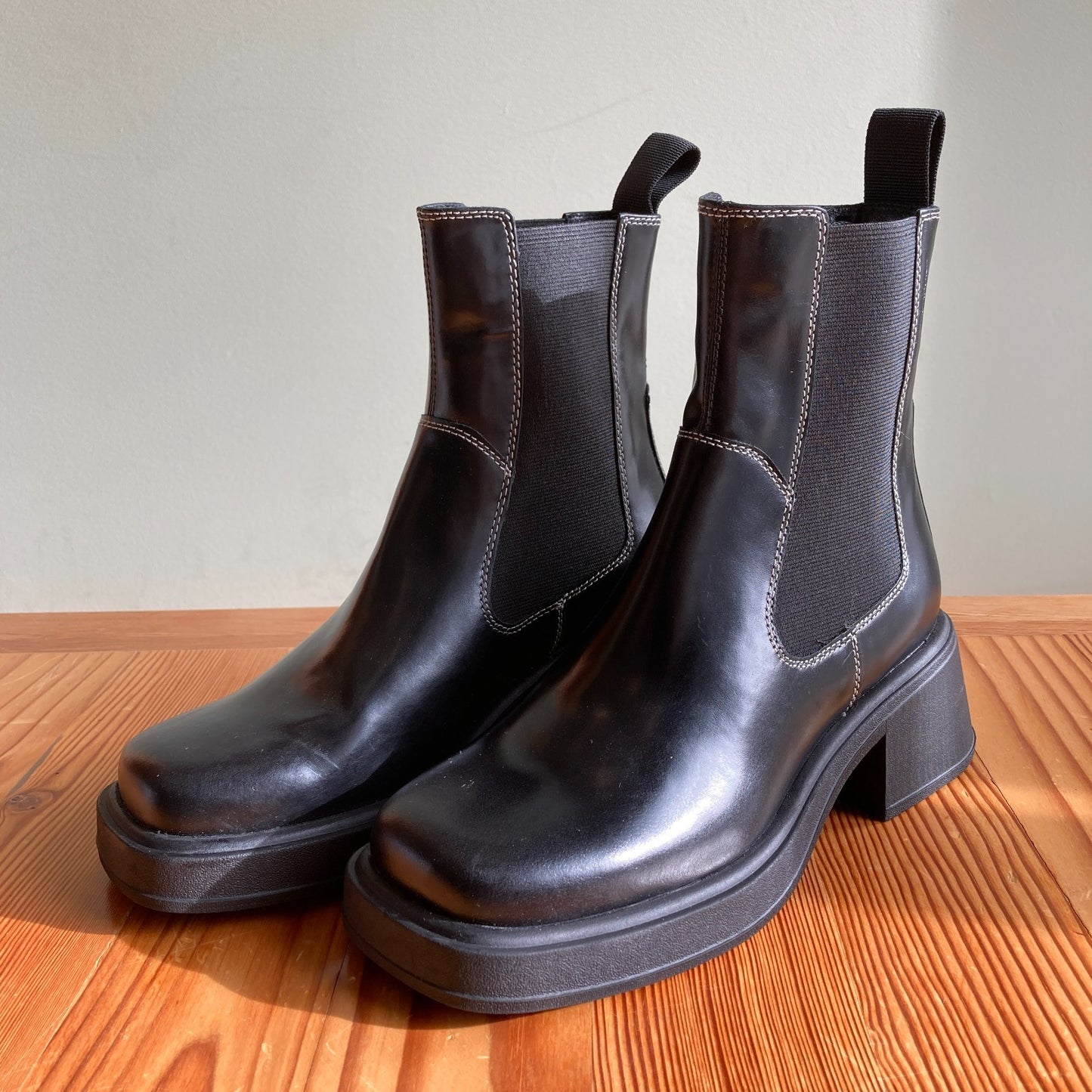 36 / 6 - Vagabond Black Leather Square Toe Dora Chelsea Pull-On Boots 0312IG