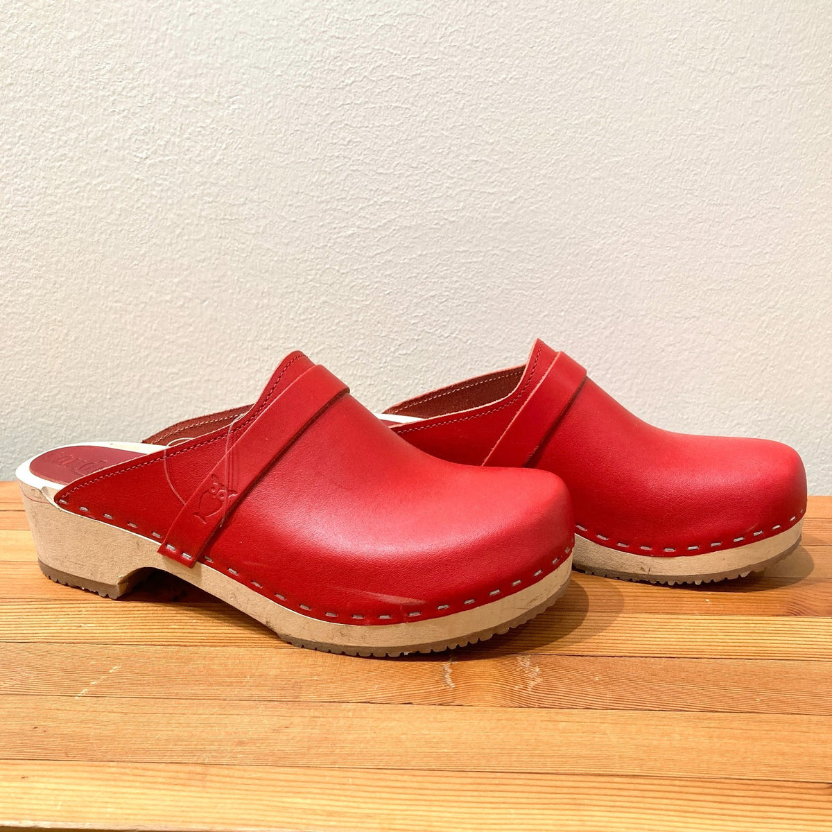 Sandgrens Red Leather Low Heel Stapled Wood Sole Clogs - Size 41 / 10 - 0916KJ