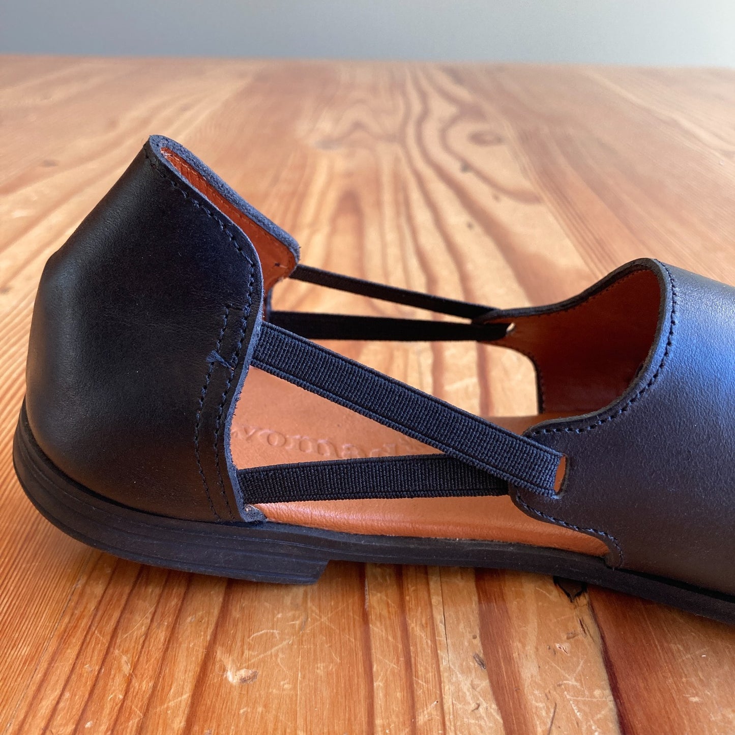 Womads $198 Jet Black Peep Toe Sandals Flats Shoes - Size 6 - 0426MK