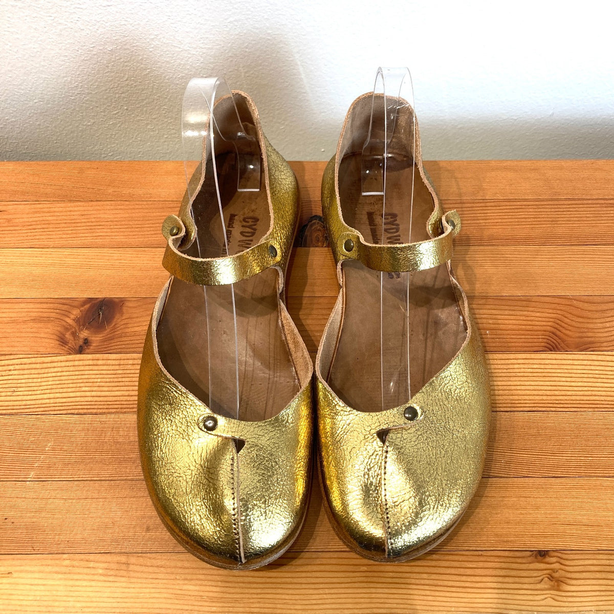 Cydwoq Gold Crackled Leather Maryjane Rouns Toe Flats Shoes - Size 39 - 0721DK