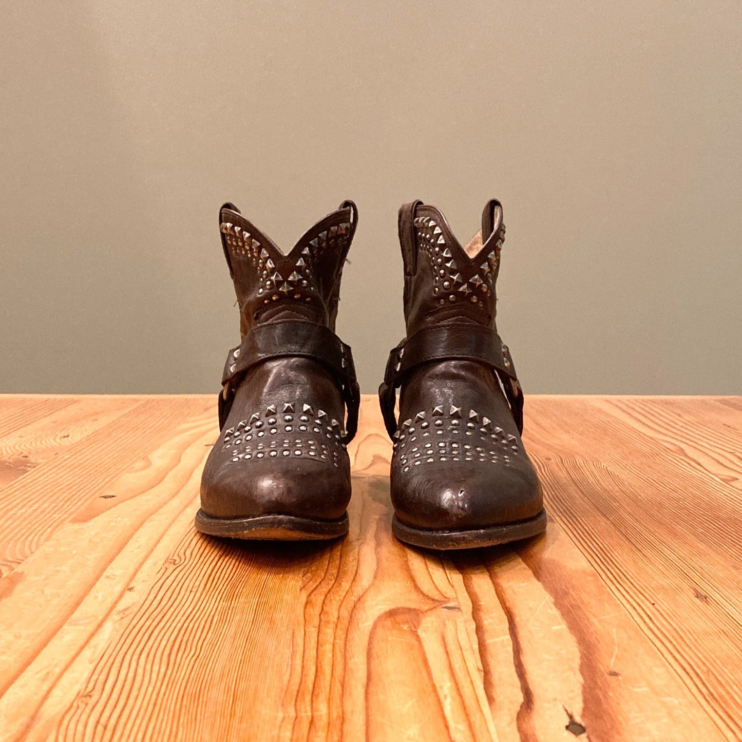 9.5 - Frye Dark Brown Leather Studded Billy Biker Short 76175 Boots 1111KF