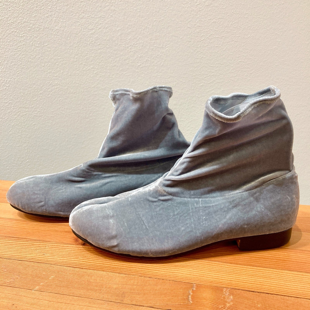 The Palatines Blue Gray Velvet Pull On Ankle Boots - Size 7.5 - NEW - 1122CT