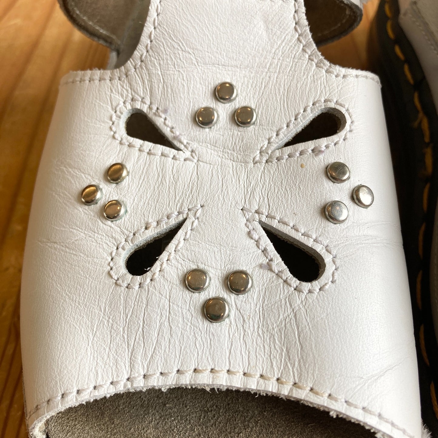 Dr. Martens Vintage 90s White Dunnet Flower Sling Back Sandals - Size 6 - 0425SV