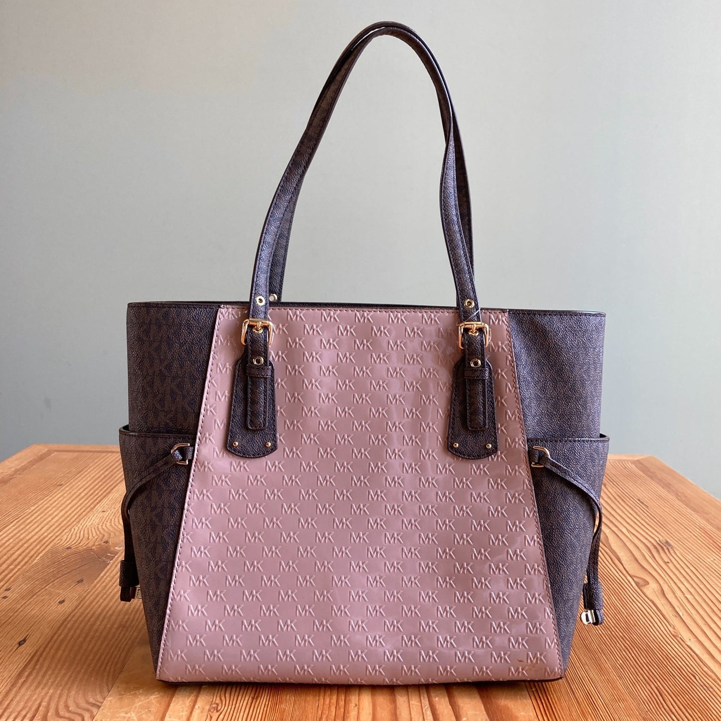 Michael Kors Fawn Voyager Medium Crossgrain Two-Tone Leather Tote Bag - 0328MM