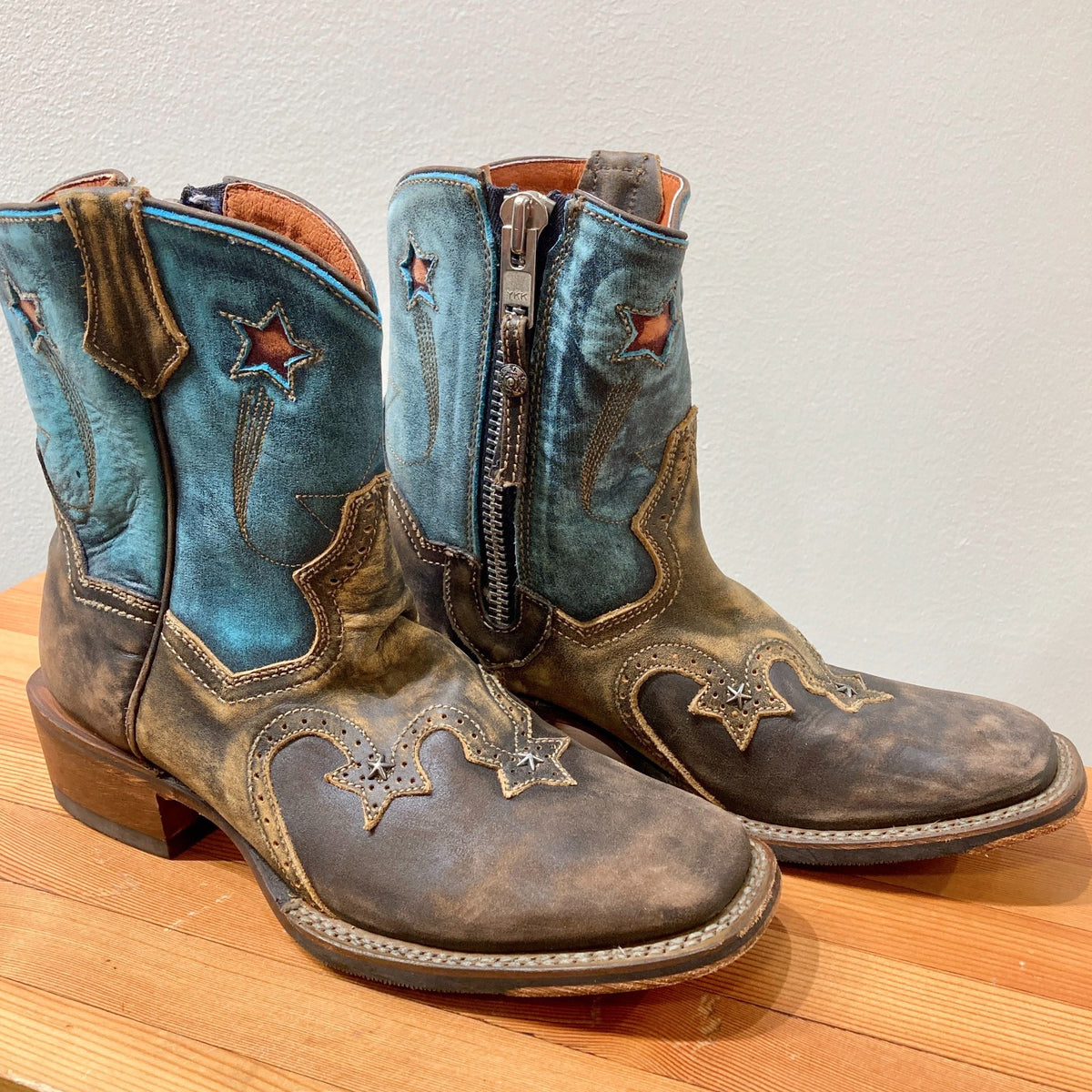 Dan Post Brown & Blue Leather Embroidered Cowboy Boots - Size 8 - EUC - 1122CT