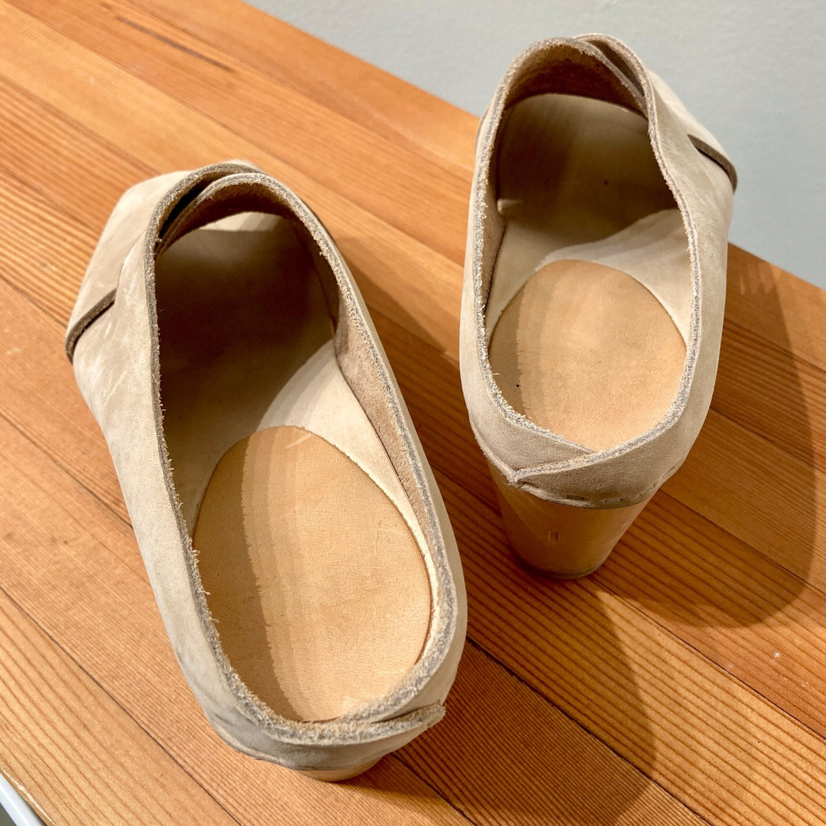 Bryr Tan Leather Wood Heel Cross-Strap Sandals Shoes - Size 36 / 6 - 0312IG