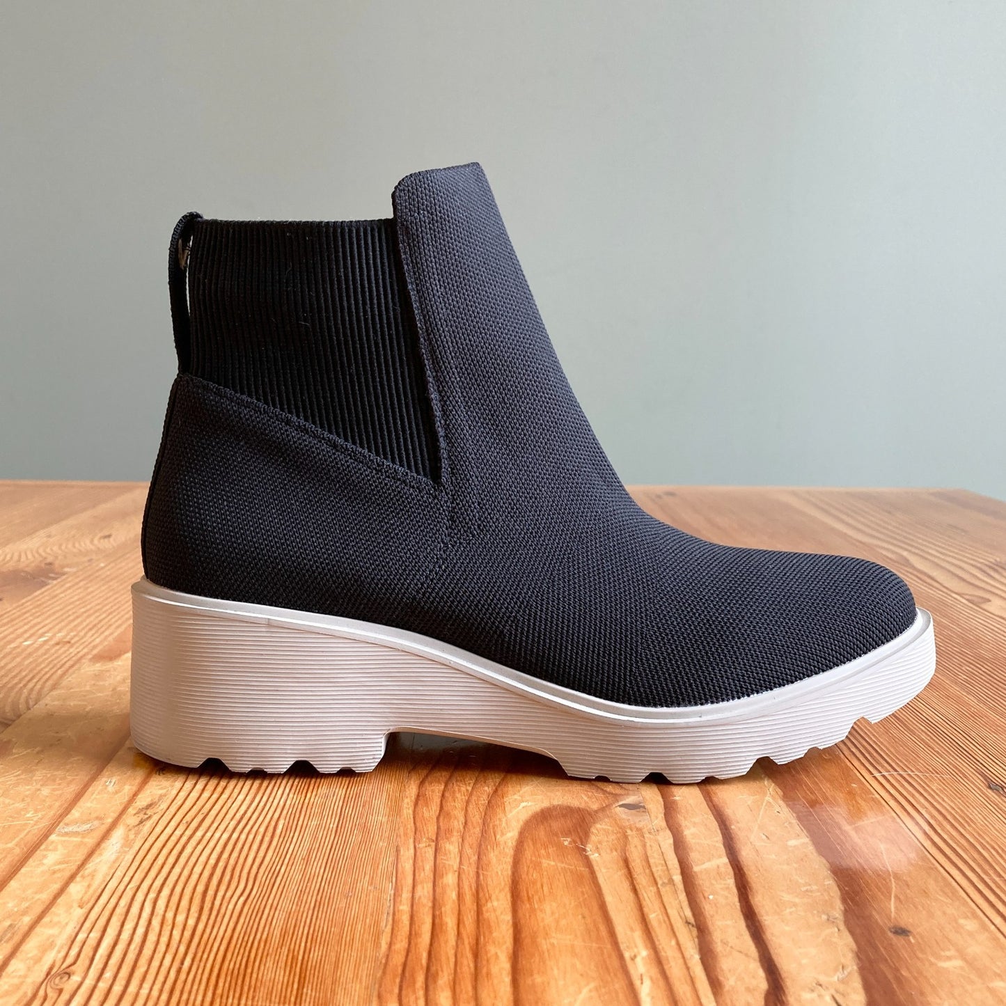 42 / 10-10.5 - Vivaia Black Round-Toe Platform Chunky Everly Boots 3333MC