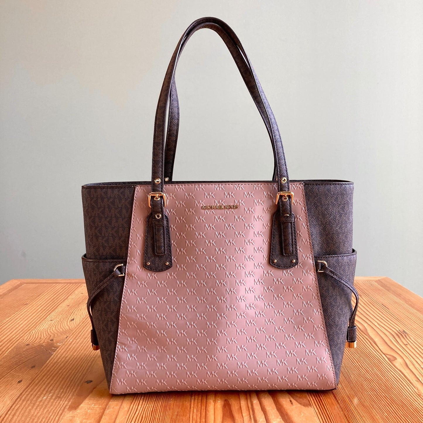 Michael Kors Fawn Voyager Medium Crossgrain Two-Tone Leather Tote Bag - 0328MM