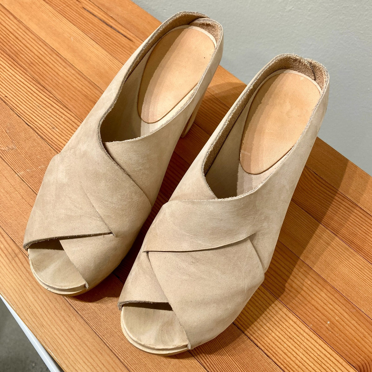 Bryr Tan Leather Wood Heel Cross-Strap Sandals Shoes - Size 36 / 6 - 0312IG