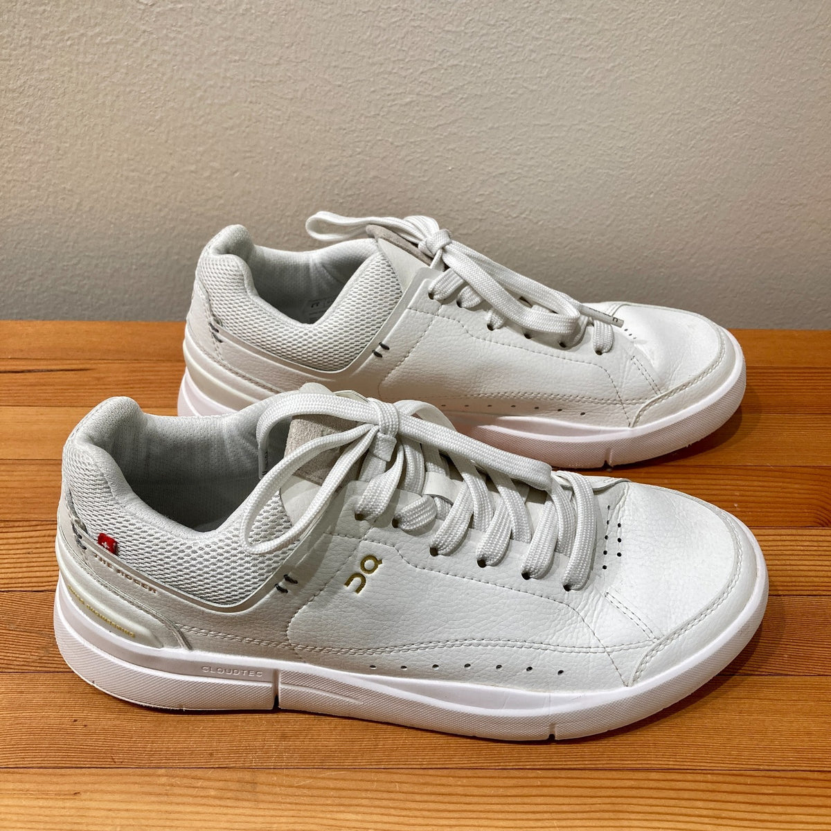 ON White The Roger Centre Court Sneaker Womens Shoes - Size 7.5 - 1011MM