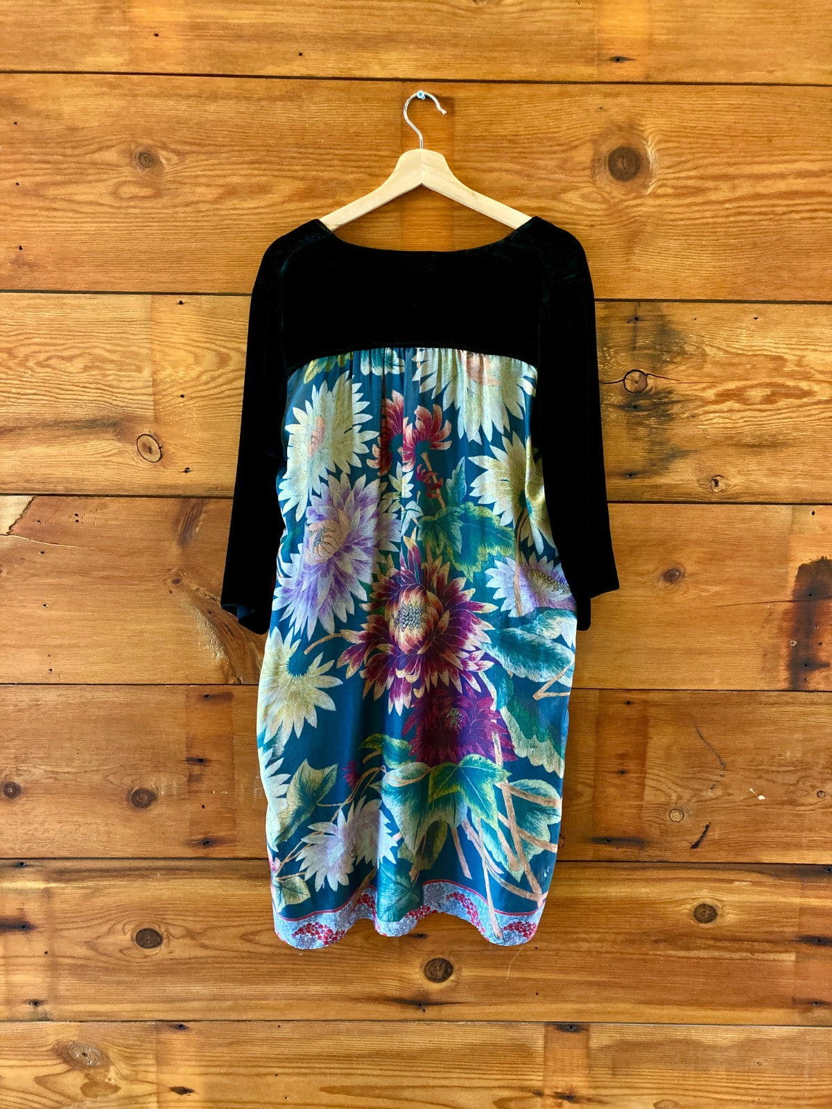 JWLA Johnny Was Black Velvet Silk Floral V-Neck Shift Dress - Size M - 1102LL