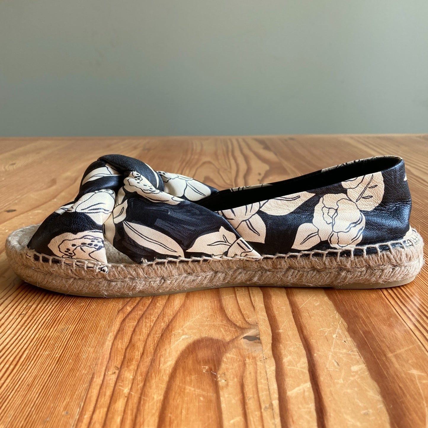 Miu Miu Black White Floral Leather Jute Open Sandals - Size 39 / 8.5 - 1107TZ