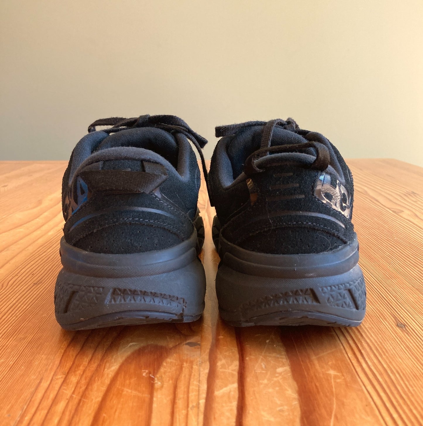 Hoka One Black Suede Clifton 1122571 Running Shoes - Size 8 - w/ Box - 0416JW