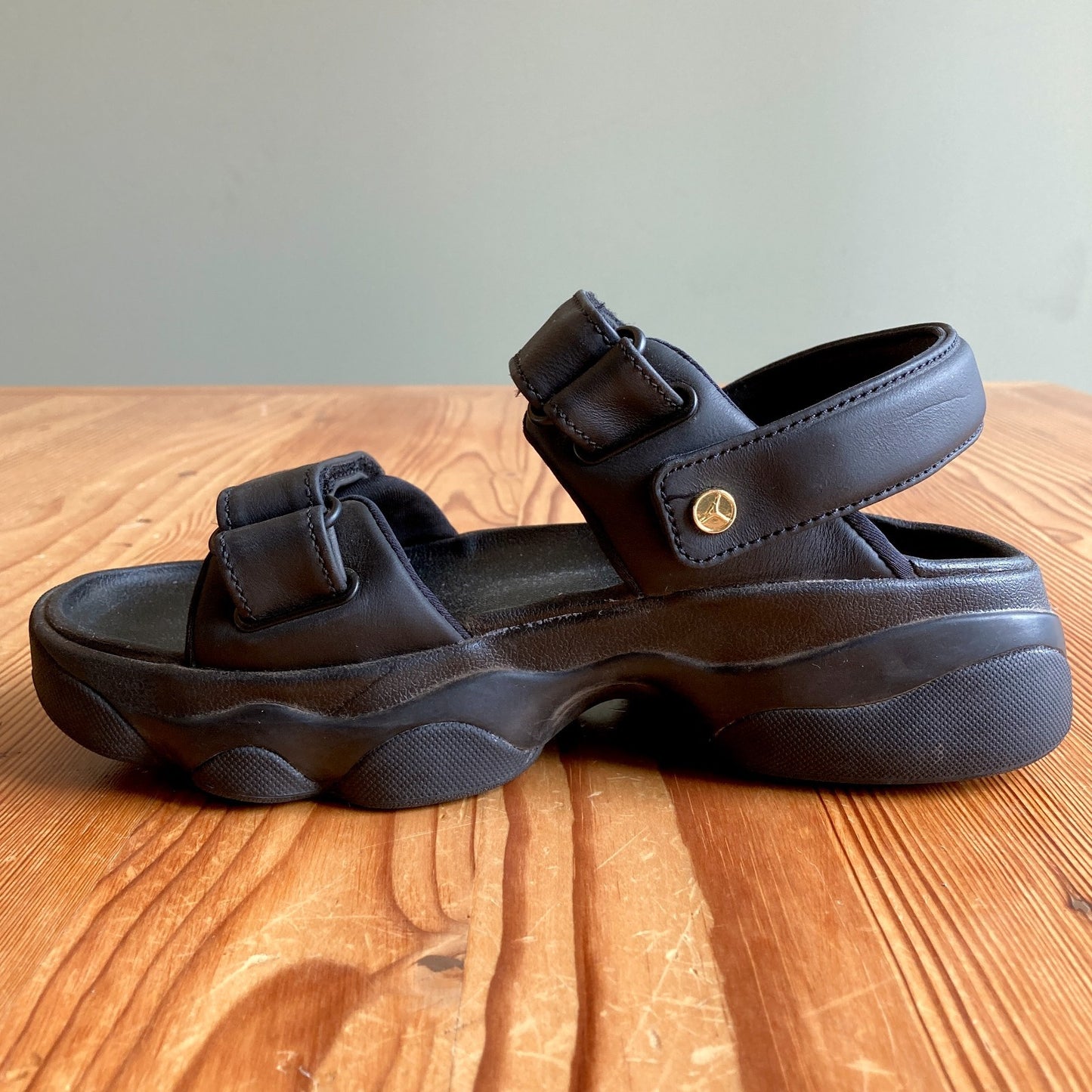 Nike Black Leather Jordan Deja Chunky Molded Sole Sandals - Size 7 - 1016LD