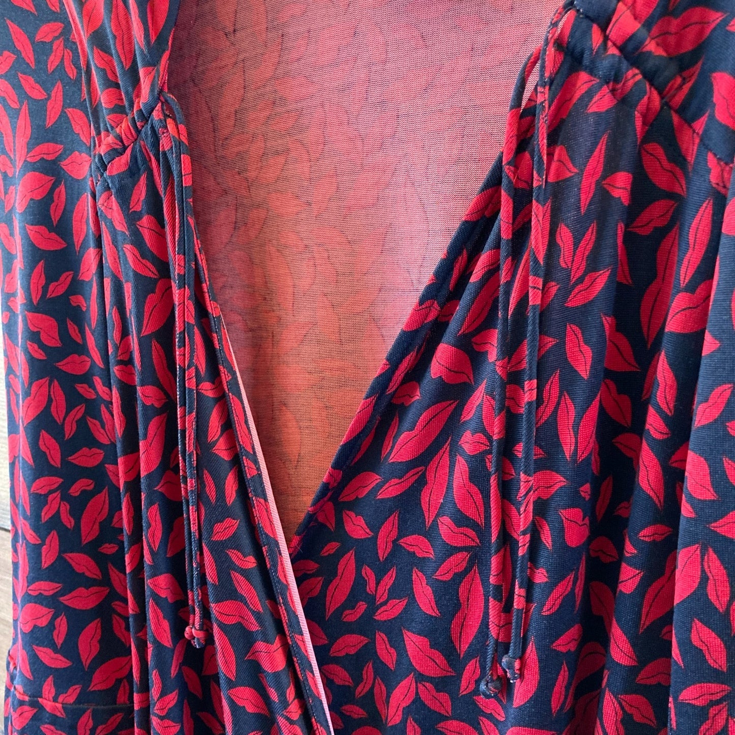 Diane Von Furstenberg Red Kiss Print Gildred Silk Wrap Dress - Size 6 - 0428OM