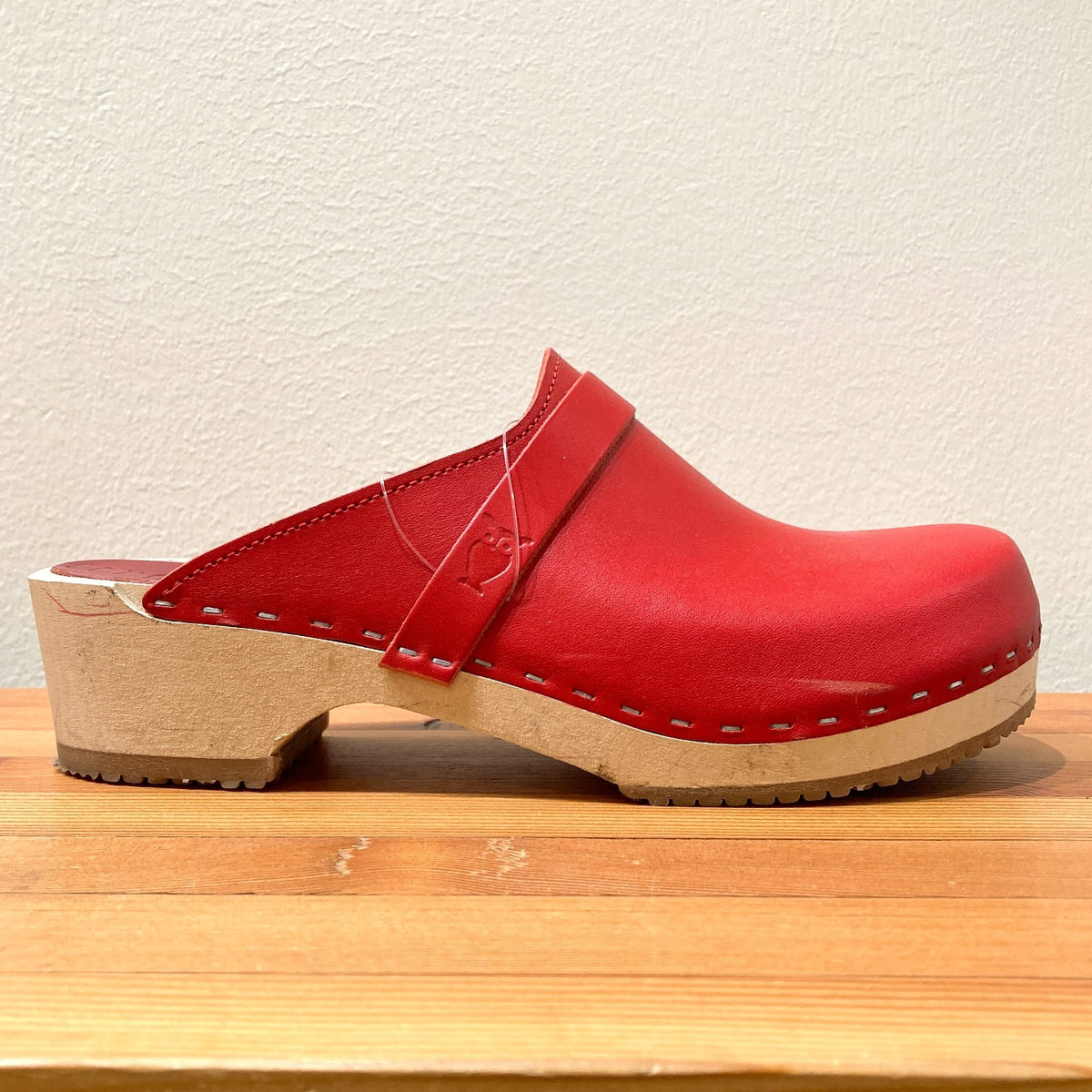 Sandgrens Red Leather Low Heel Stapled Wood Sole Clogs - Size 41 / 10 - 0916KJ
